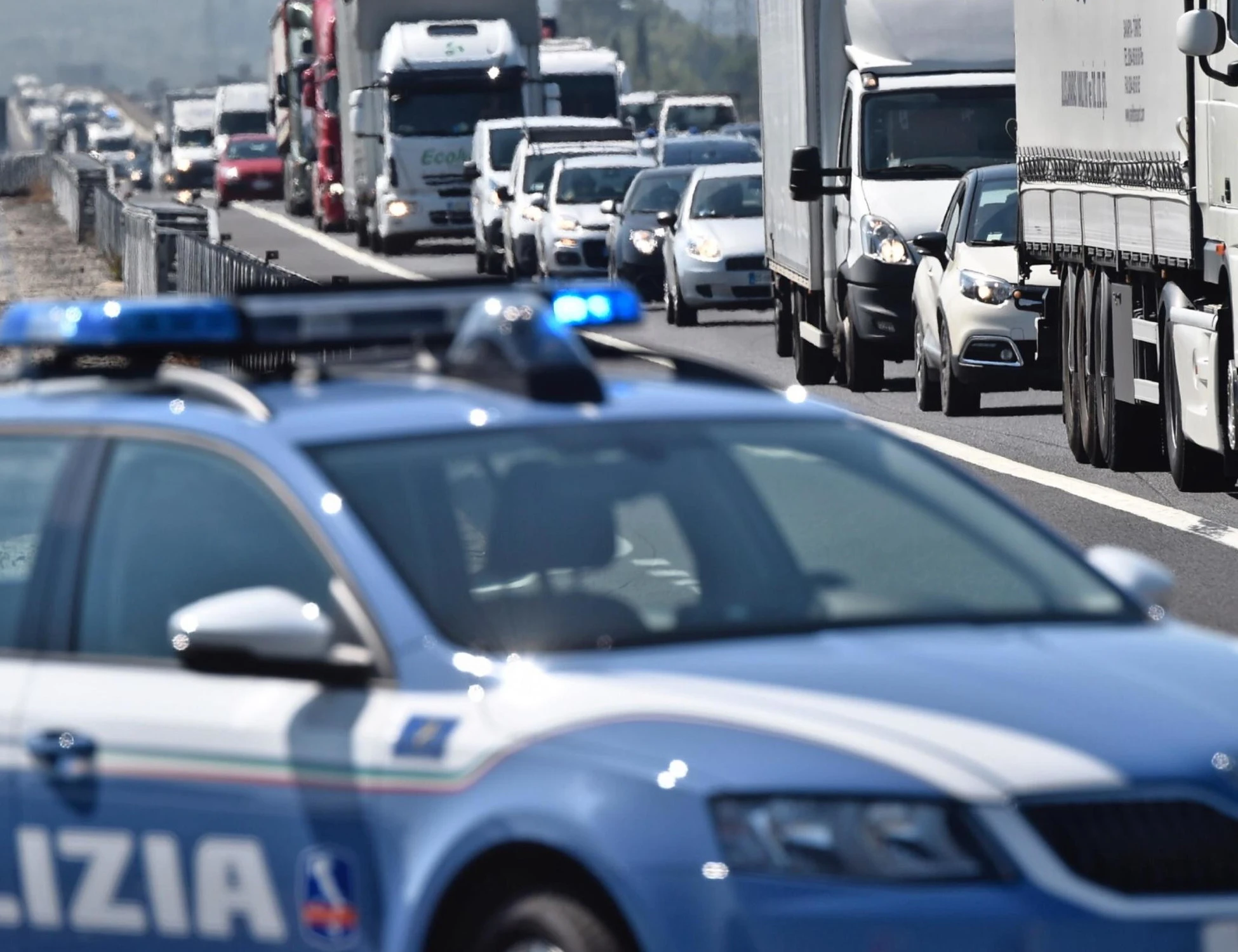 A1, non si ferma all'alt e sperona una pattuglia: chi c'era alla guida