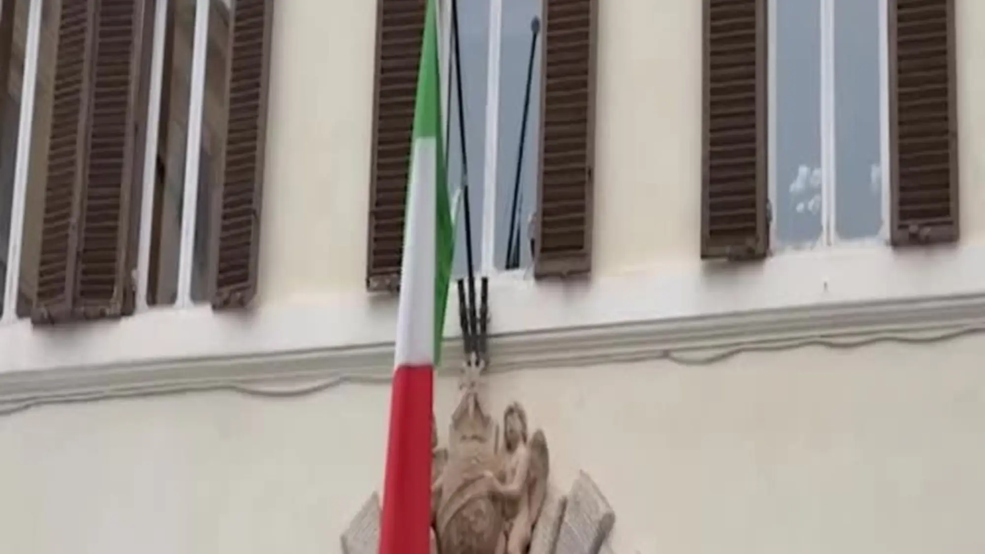 Valentino, la salma arriva alla Fondazione per la camera ardente