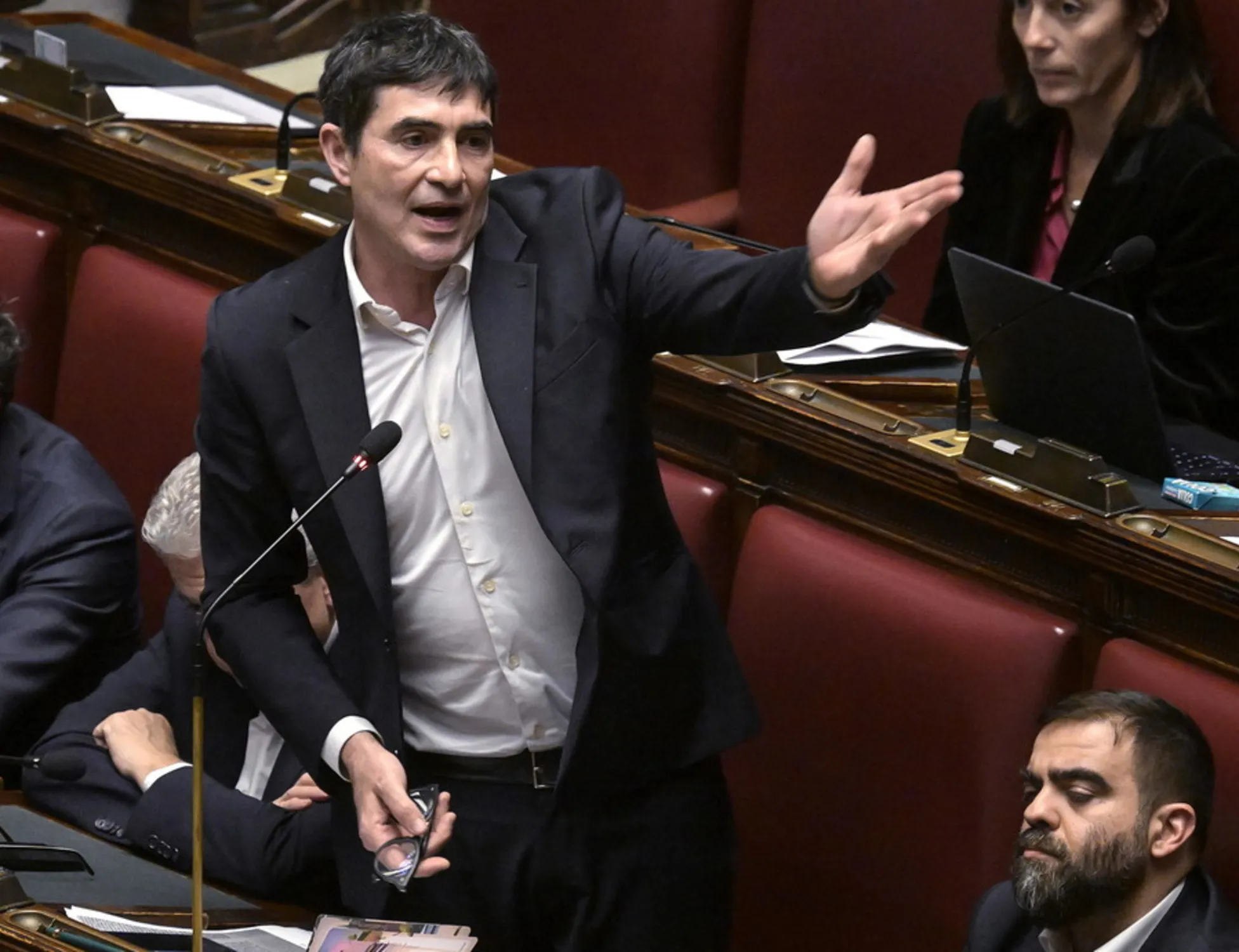 Leggi l'articolo: "Colonialisti," "Guardoni": la sinistra insulta Tajani in aula