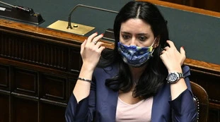 Scuola, i presidi contro la Azzolina: "Ci serve lo scudo penale". Sale Covid e quarantena al primo caso, le ipotesi