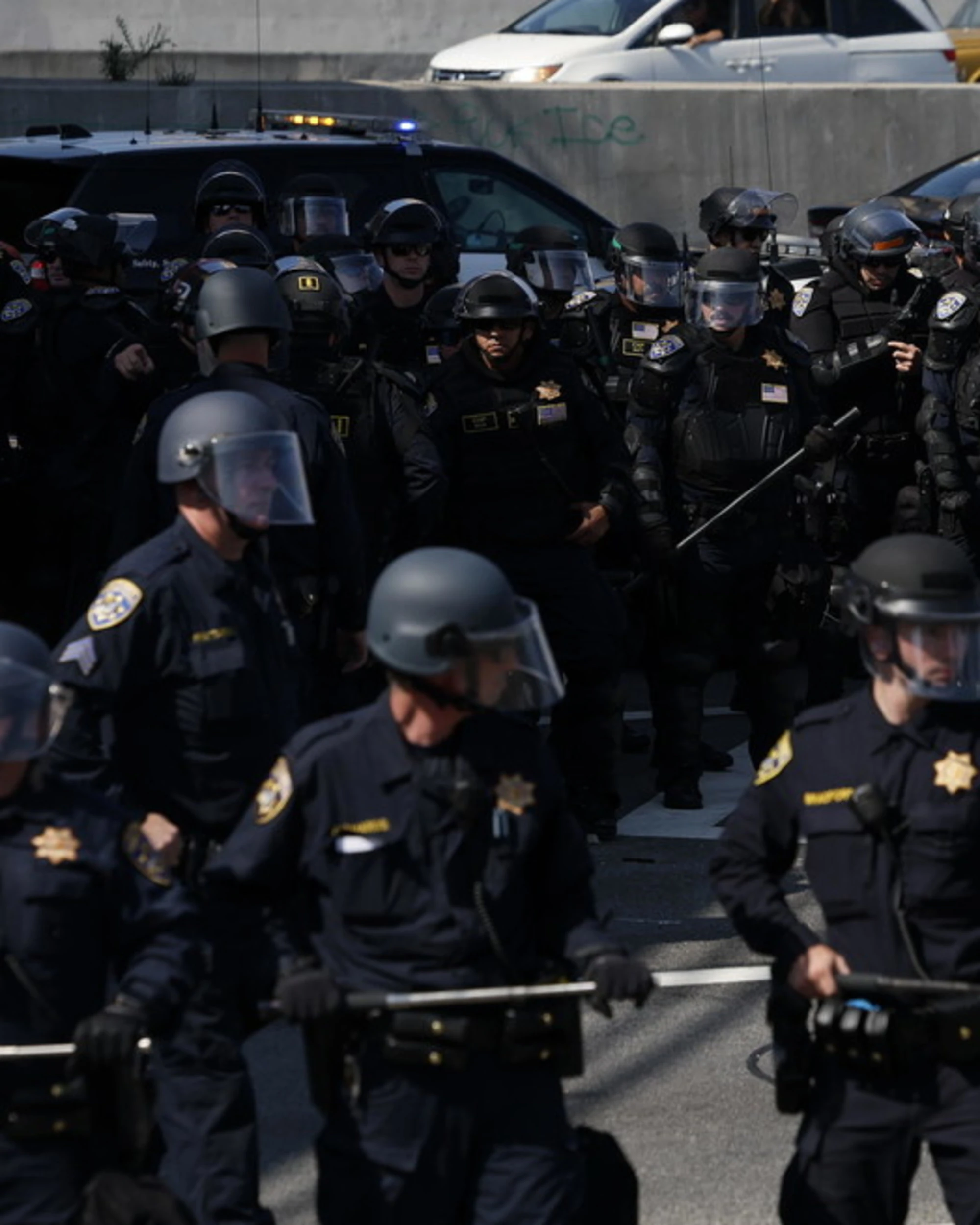 Los Angeles, guerriglia e arresti di massa. Il governatore contro Trump: "Democrazia sotto attacco"