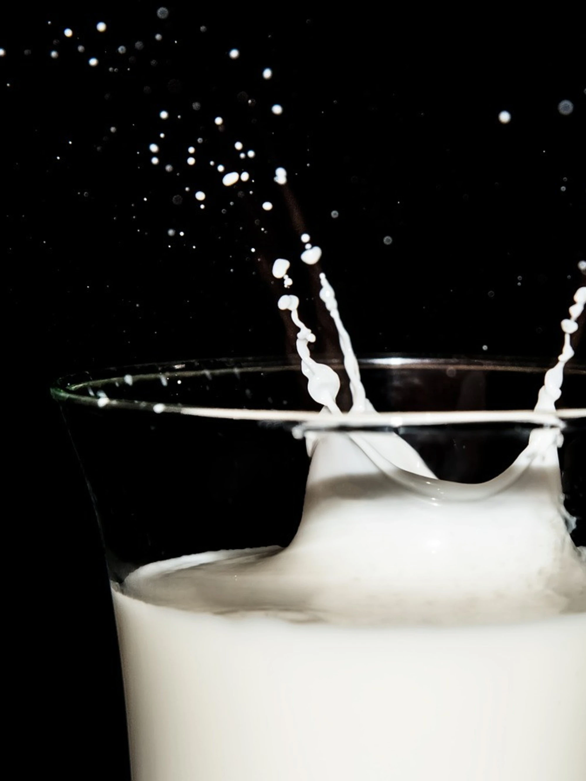 Latte intero, tutta la verità: quanto berne, perché può far bene