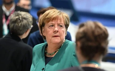 Germania, immigrati e ideologia green: la mano della Merkel dietro il suicidio tedesco