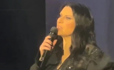 Laura Pausini, "noi dopo andiamo a s...": lezione al fan ubriaco