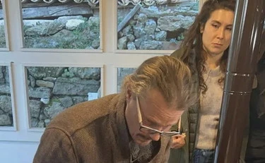 Famiglia nel bosco: come si è presentato il padre nella nuova casa