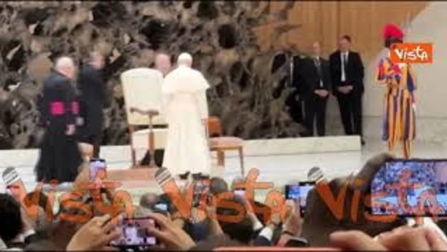 Leone XIV arriva all'incontro con i cronisti, dal pubblico urlano "Viva il Papa"