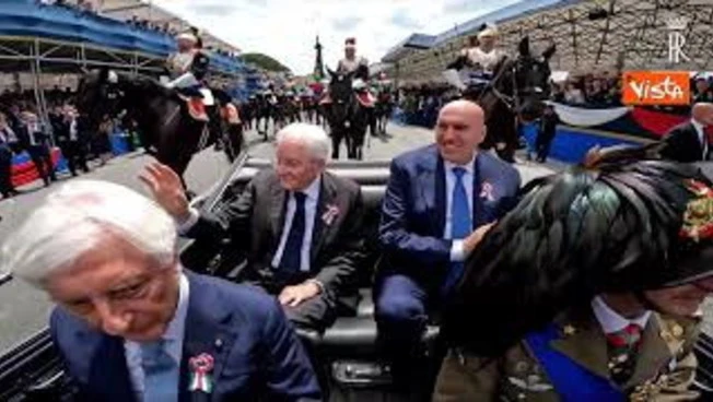 'Sei il migliore', folla saluta Mattarella che va via dai Fori Imperiali a termine Parata 2 giugno
