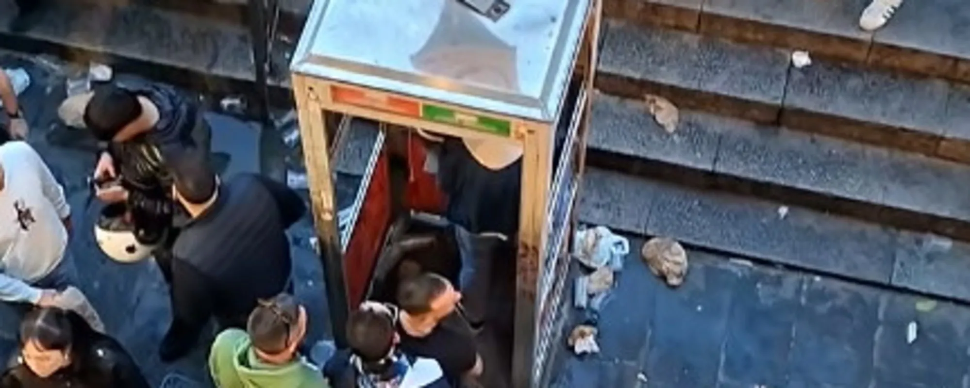 Il concerto targato Salis? La cabina telefonica diventa un bagno