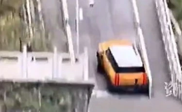 Suv elettrico cinese scala la montagna di Tianmen: finisce malissimo