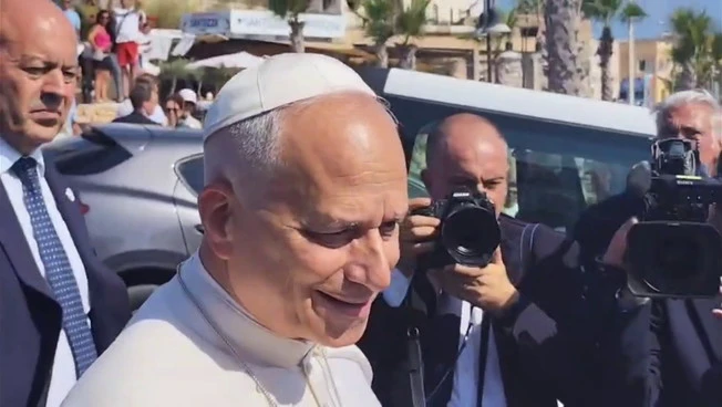 Papa Leone XIV arriva a Lampedusa e saluta i fedeli, le immagini