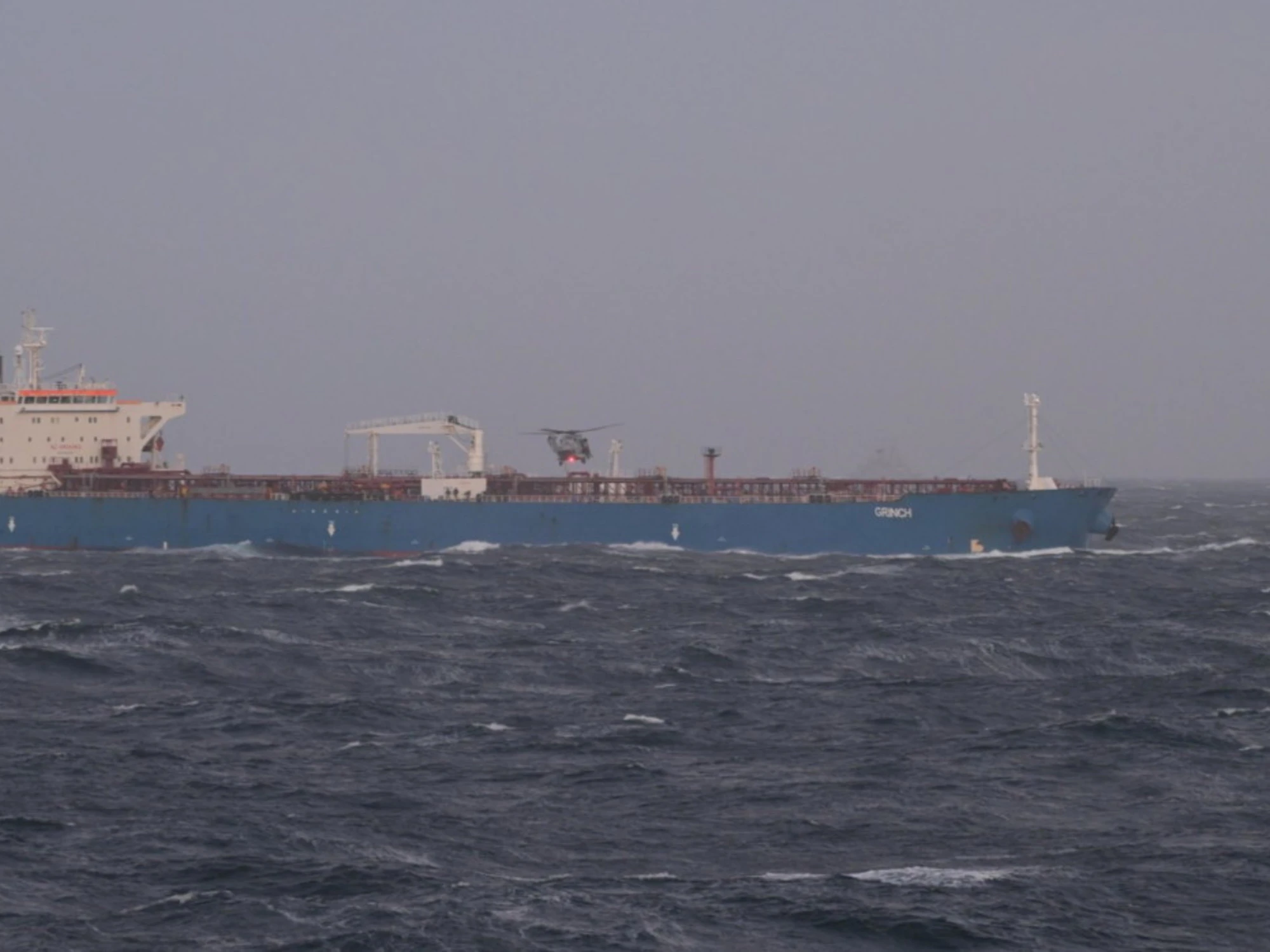 Macron sequestra una petroliera russa nel Mediterraneo, la rabbia di Mosca