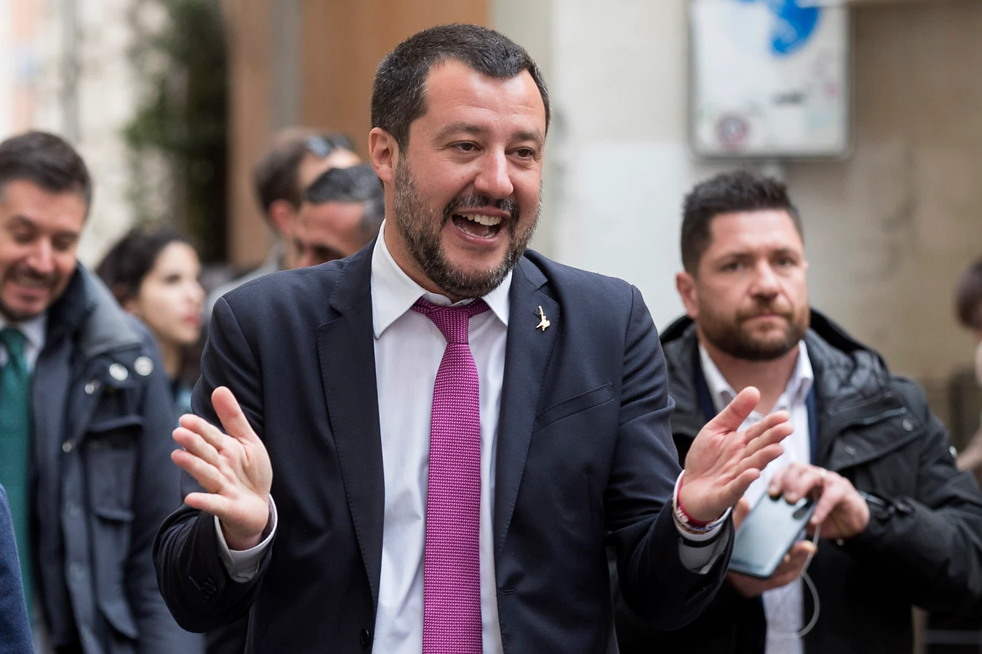 Matteo Salvini, botta a caldo: "Nessuna crisi di governo e nessuna nostalgia". Drammatico siluro su Berlusconi