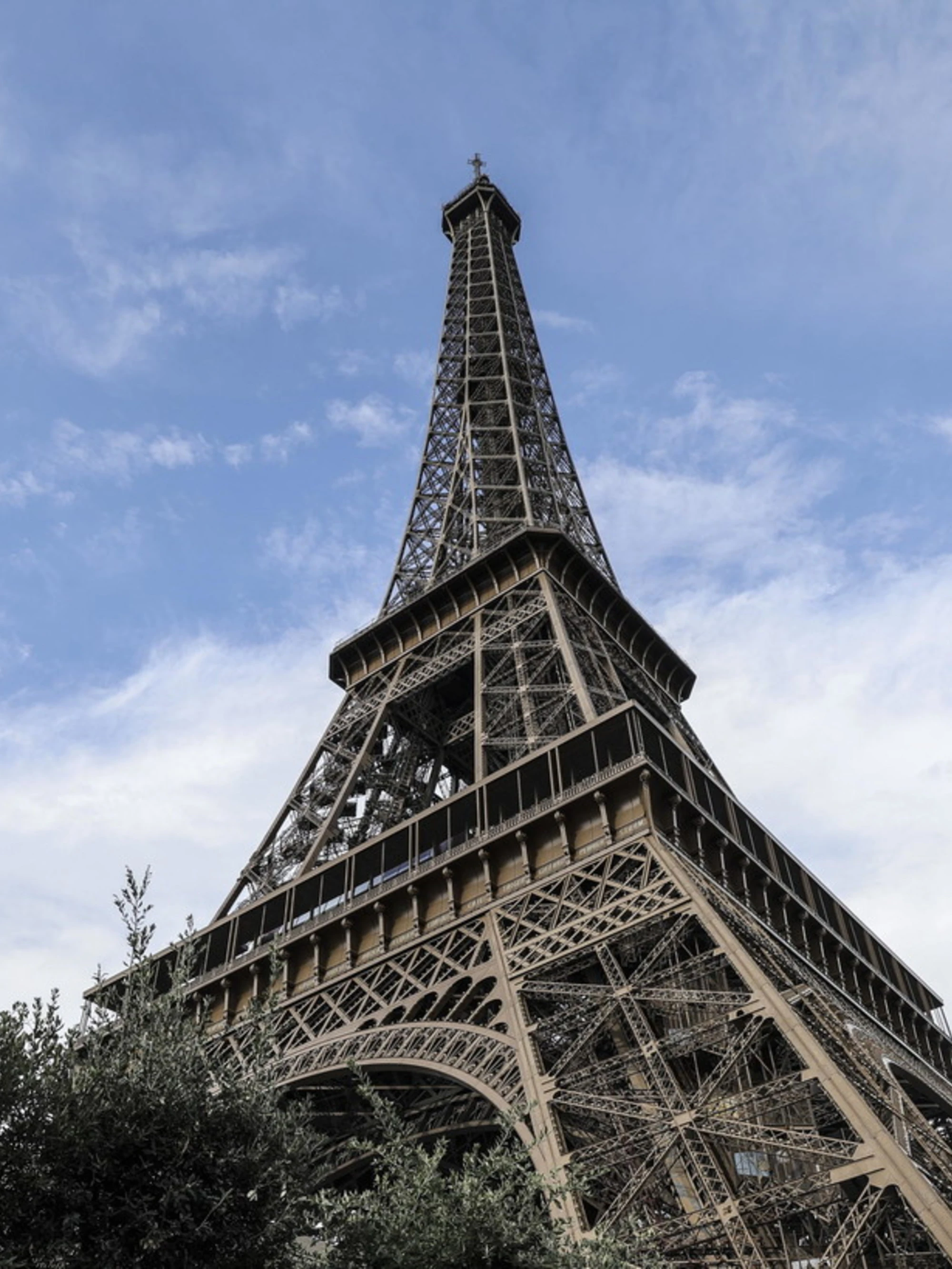 Caldo torrido e temperature da inferno: chiude la Tour Eiffel