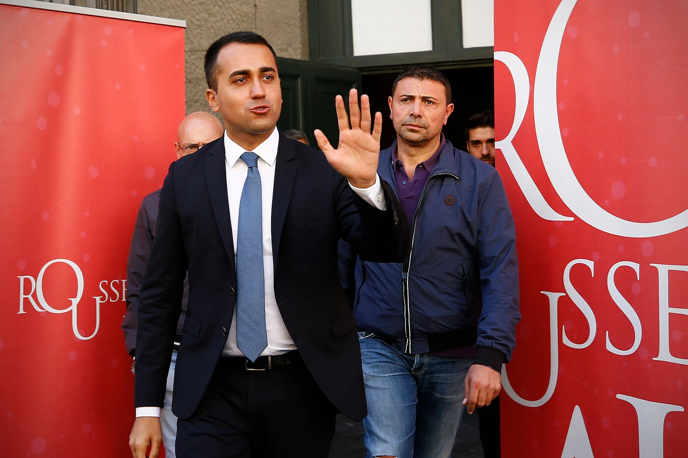 Luigi Di Maio, maxi-stipendi agli otto amici con lui alla Farnesina: una vergogna svelata