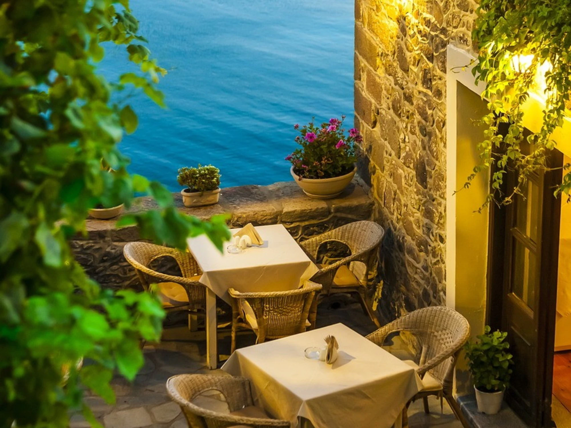 Sperlonga, la cucina è chiusa ma vuole cenare: dà fuoco a tutto