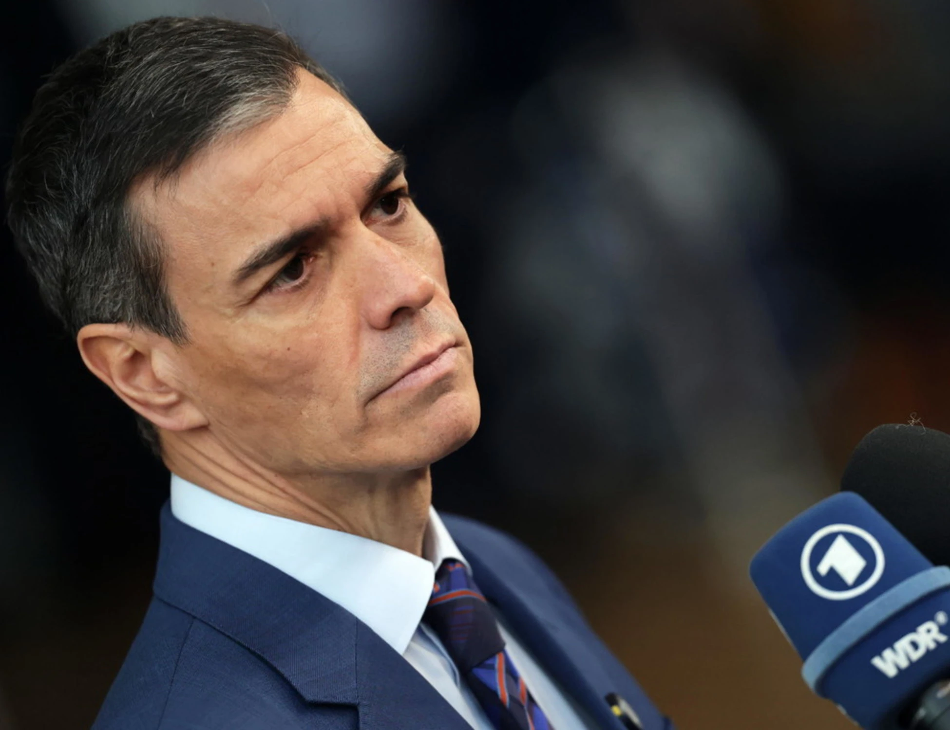 Pedro Sanchez adotta il "modello Meloni": Pd e sinistra in imbarazzo totale