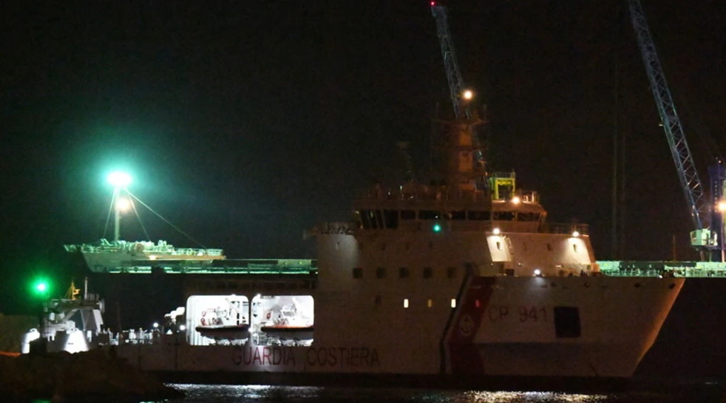 Crotone, il testimone: "Una esplosione a bordo prima del naufragio"