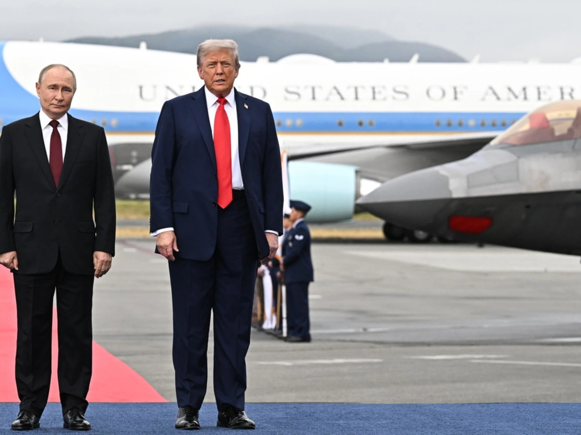 "Una trappola. Eravamo seduti lì come idioti": esplode il caso dopo il patto Trump-Putin