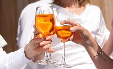 Venezia, sottomarche nelle bottiglie originali: scoppia il caso dello Spritz "tarocco"