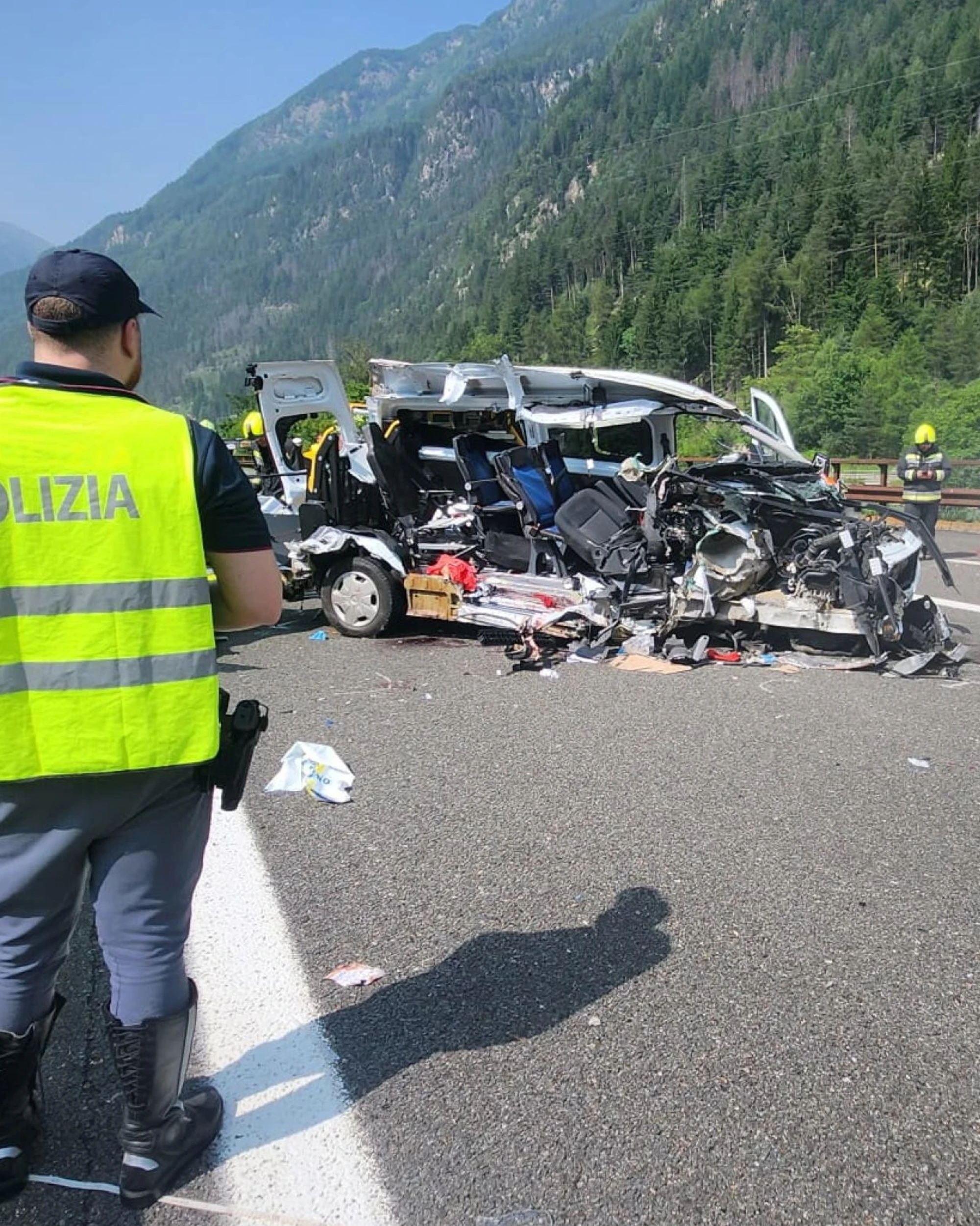 A22, violento scontro tra tir e ambulanza: due morti
