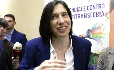 Elly Schlein rilancia la patrimoniale, FdI attacca: "Una sola vecchia ossessione..."