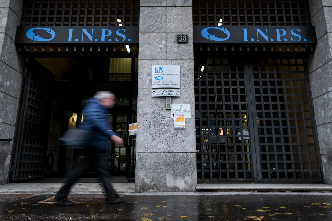 Pensioni, il governo fa cassa per accontentare l'Europa: quali assegni tagliano, chi si salva