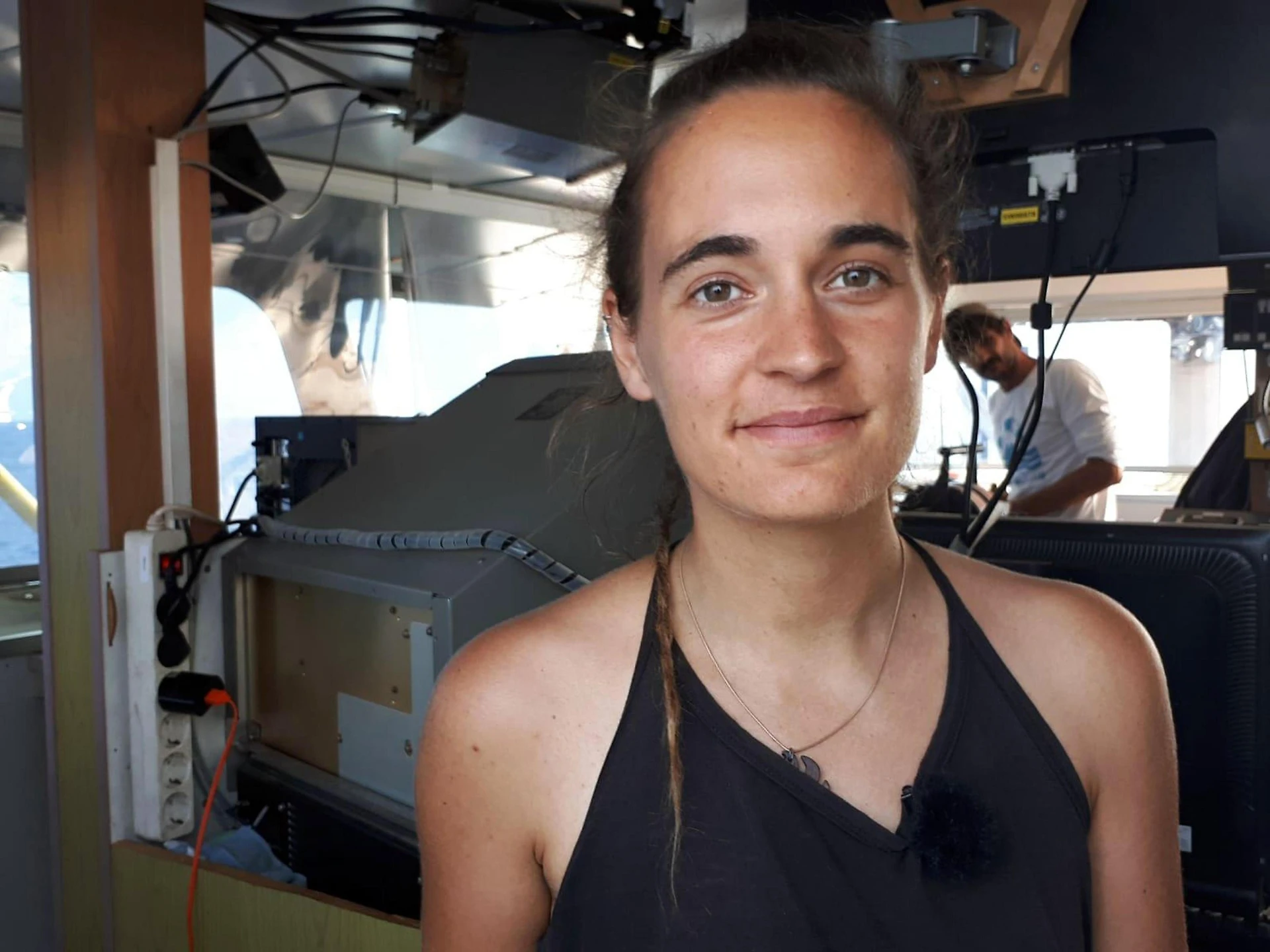 Sea Watch, Carola Rackete e il sindaco italiano che sfida Salvini e sputa sulla GdF: premio per la Capitana