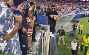 Mondiali 2026, tifoso usa prova a invadere il campo: "Fot***o idiota", massacrato dalla sicurezza