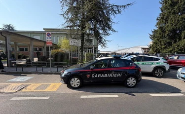 Bergamo, 13enne accoltella la prof al collo davanti scuola: la scritta choc sulla maglietta