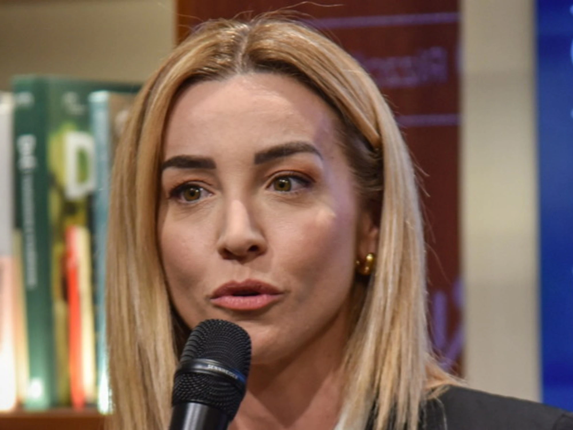 Silvia Salis, la grande manovra nel Pd: lei al posto di Elly Schlein?