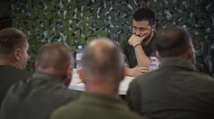 Zelensky tradito dalla Nato? “Come finisce la guerra”: lo scambio che umilia l’Ucraina