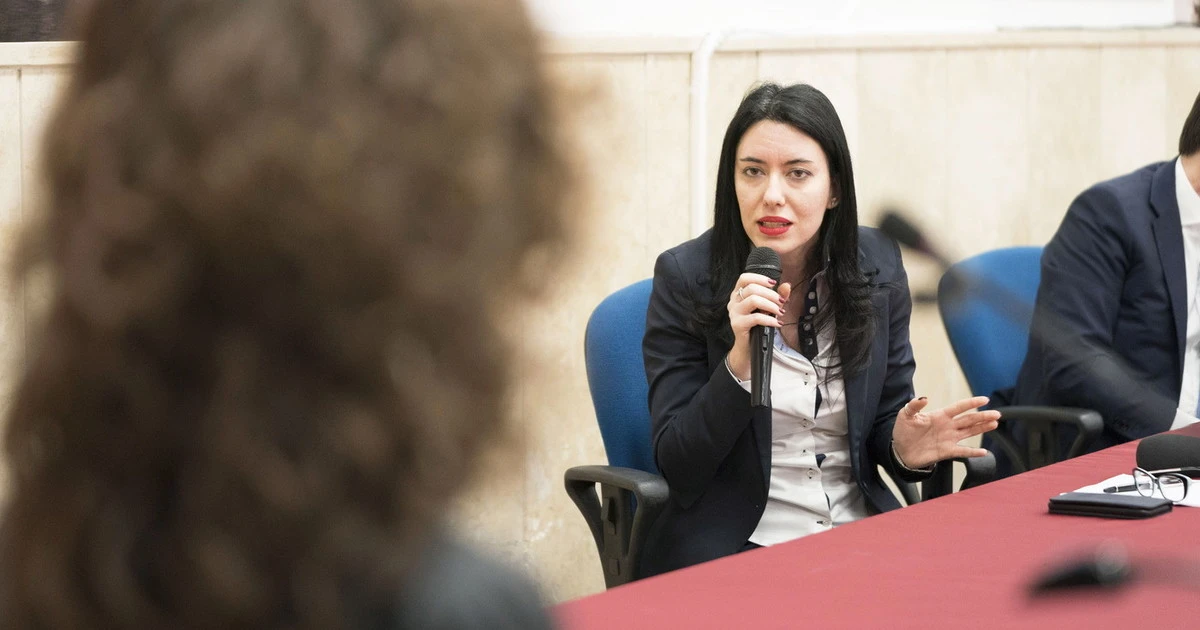 Lucia Azzolina affonda le scuole paritarie: i grillini insultano le suore