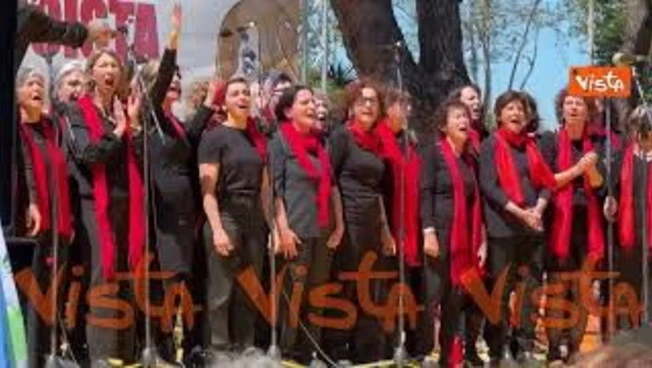 Coro 'Inni e canti di lotta' sul palco della manifestazione del 25 aprile a Parco Schuster a Roma