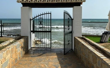 Castellammare di Stabia, prenota una casa vacanze: la terribile scoperta, chi c'era dentro