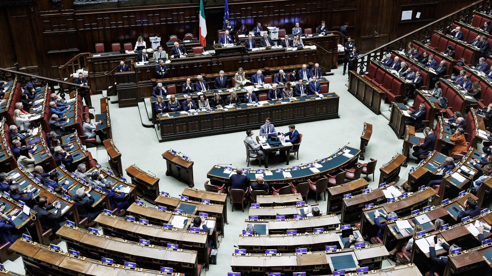 Applausi dem a Meloni in Aula, secondo voi il campo largo alla fine salta?