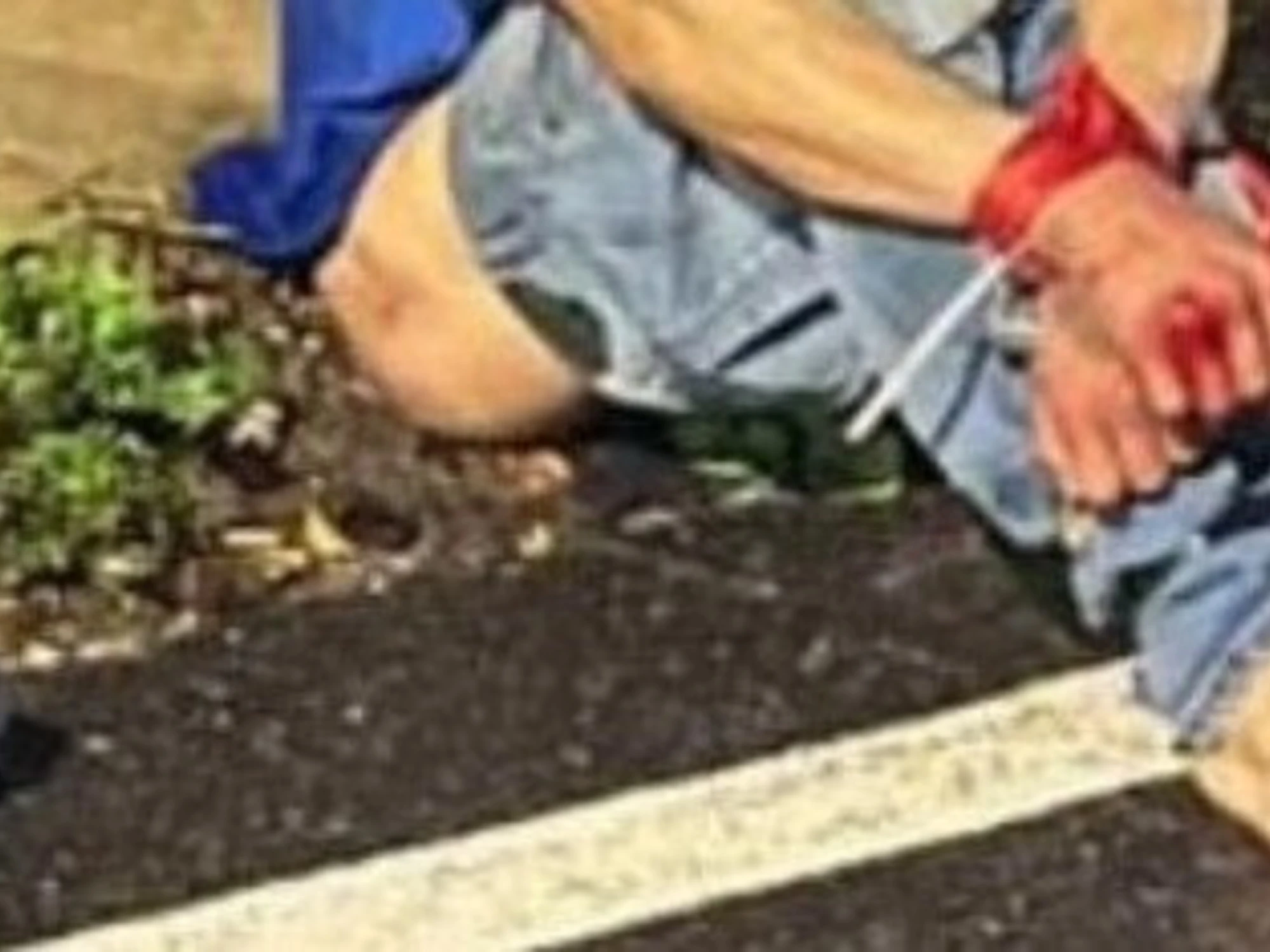 Roma, orrore fuori dal campo rom: seminudo, legato e ridotto così. La foto-choc