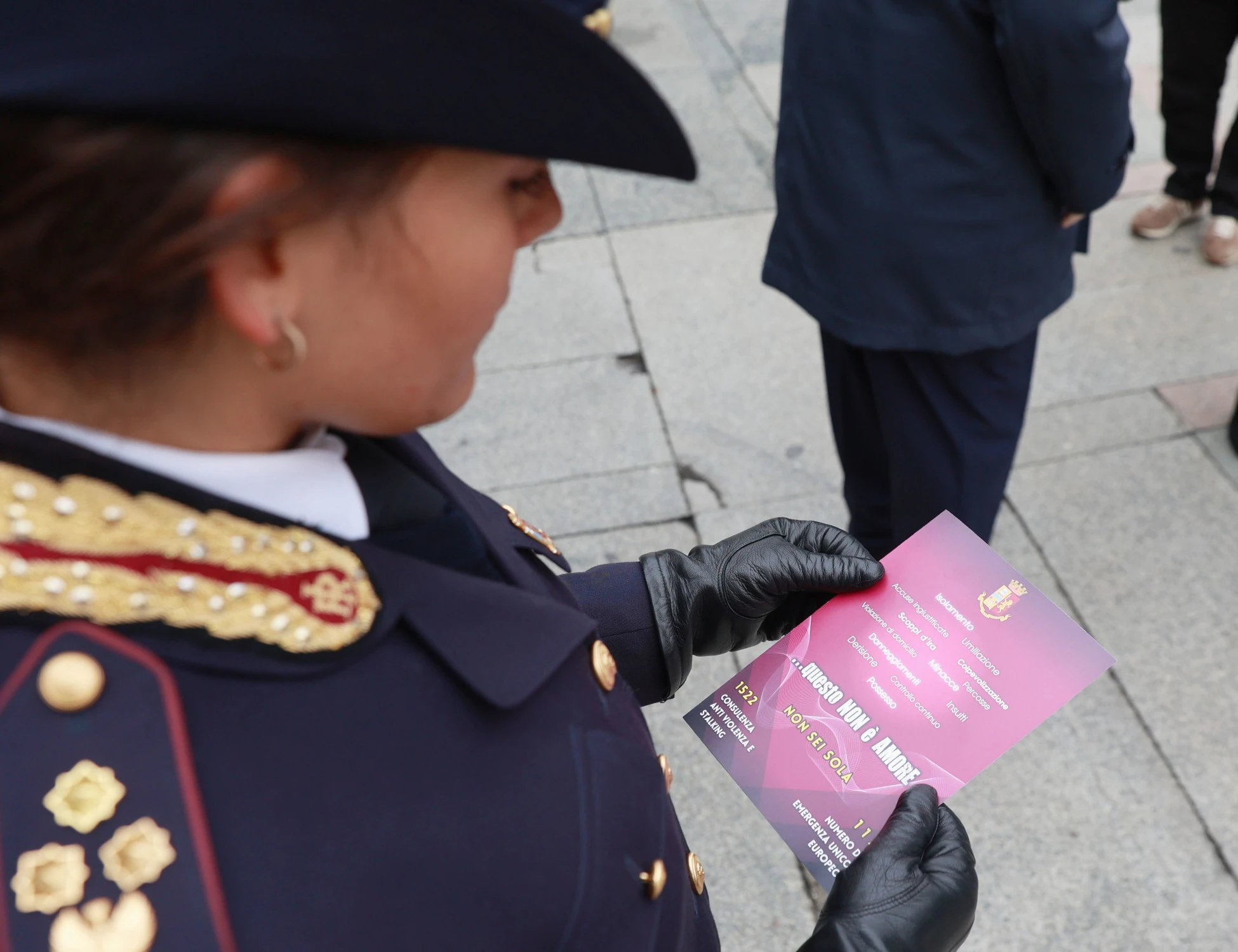 Ue, l'ultima follia femminista: "Donne poliziotte discriminate dalle gonne"