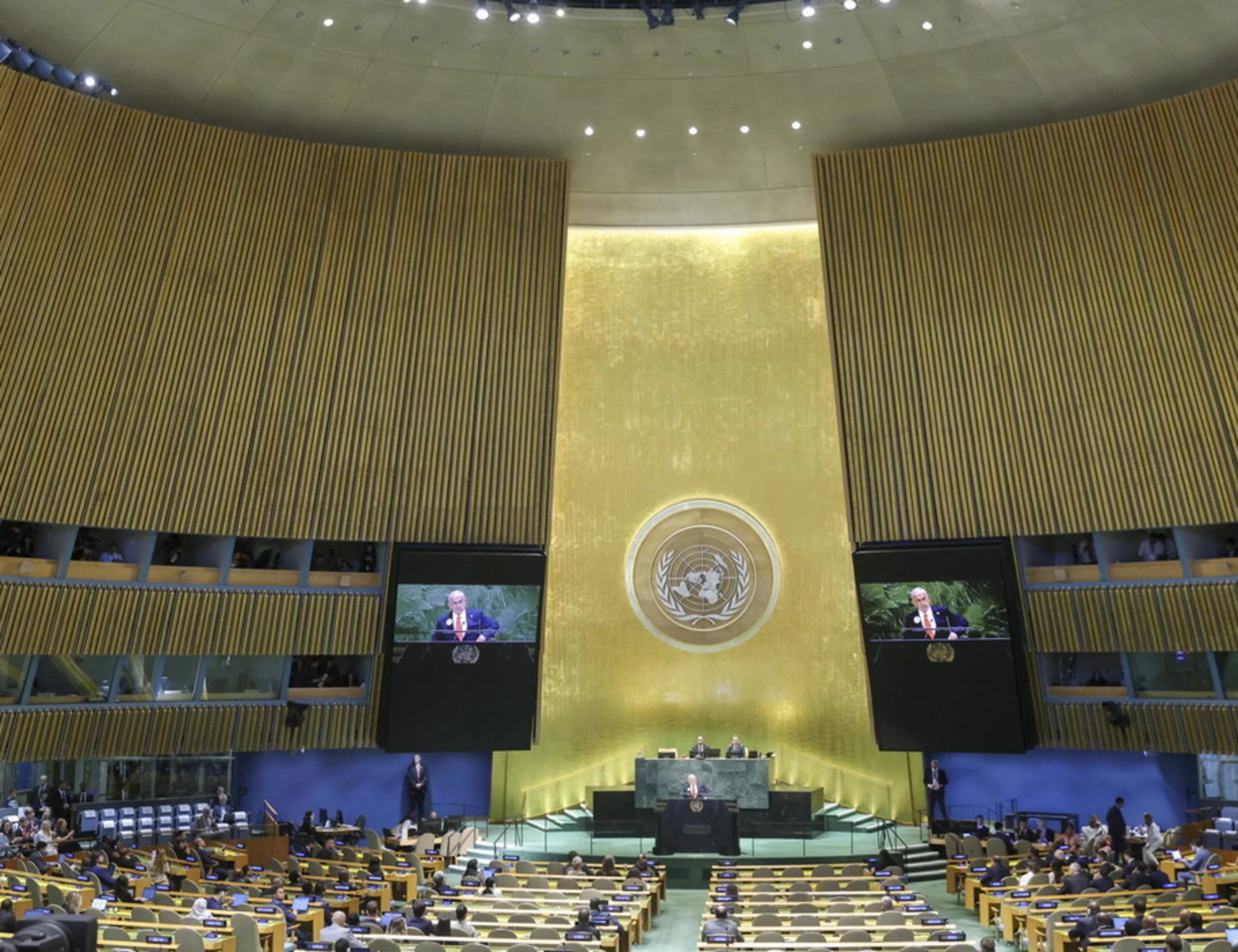 Sono scomparse le buone maniere: così è iniziato il declino dell’Occidente