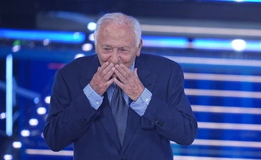 Sanremo 2026, Avs e M5s sbraitano per Mogol in elicottero: Piantedosi sbotta