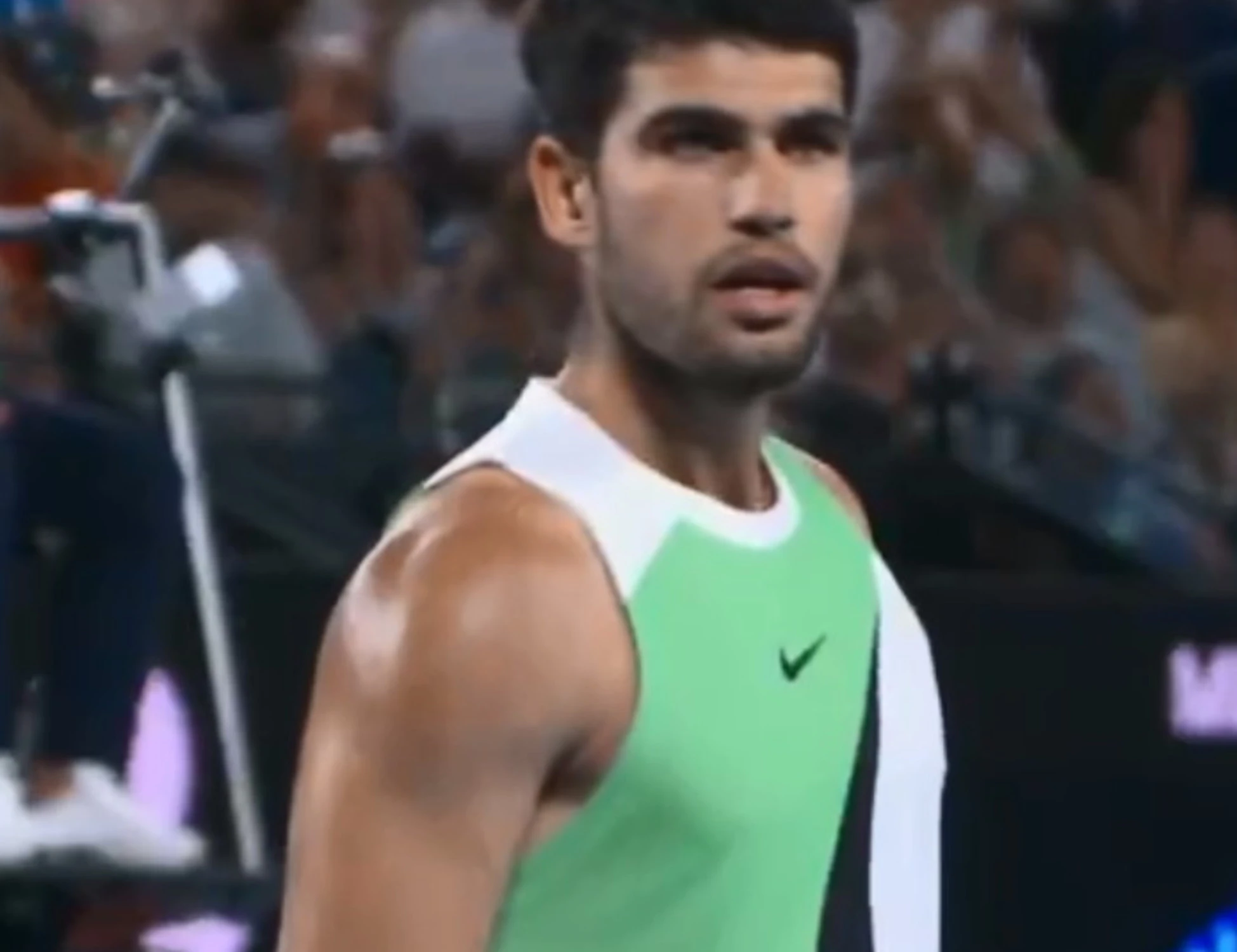 Carlos Alcaraz sfotte Jannik Sinner per i crampi: esplode la polemica