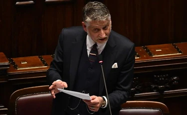 Alessandro Giuli smonta Renzi: "Tutti quelli col pollice opponibile"