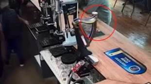 La birra sul bancone? Ecco che fine fa, il video che sconvolge il mondo: inspiegabile