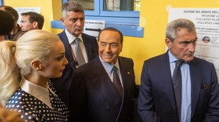 Berlusconi al seggio, smacco alla sinistra: "Non posso farlo"