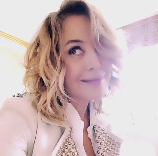Barbara D'Urso "nuda sotto andrebbe bene". La foto che manda fuori controllo il vip Mediaset