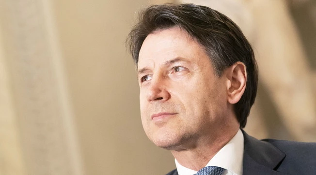 Giuseppe Conte, al telefono i boiardi di Stato lo sfottono: "Ci sentiamo a settembre?", indiscrezioni sul Corsera