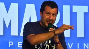 Matteo Salvini, il leader leghista smonta la tesi del ministro Lamorgese sugli sbarchi di clandestini: "Dalla Tunisia arrivano famiglie disperate..."