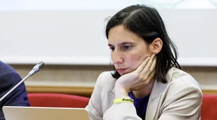 Elly Schlein, "compulsava foto della Delogu": come è stata beccata a Ferragosto