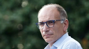 Enrico Letta umiliato dai suoi stessi elettori: al comizio a Cosenza... una foto pazzesca