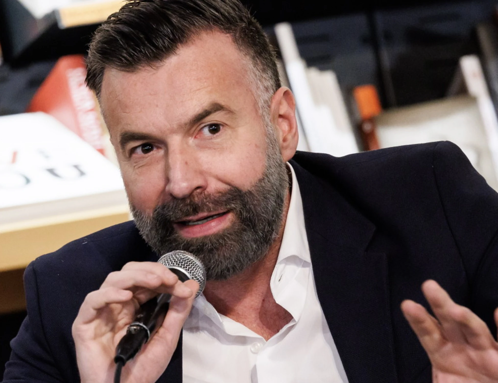 Alessandro Zan, imbarazzo Pd sull'attentato di Berlino: "Mettetela", si attacca alla bandiera