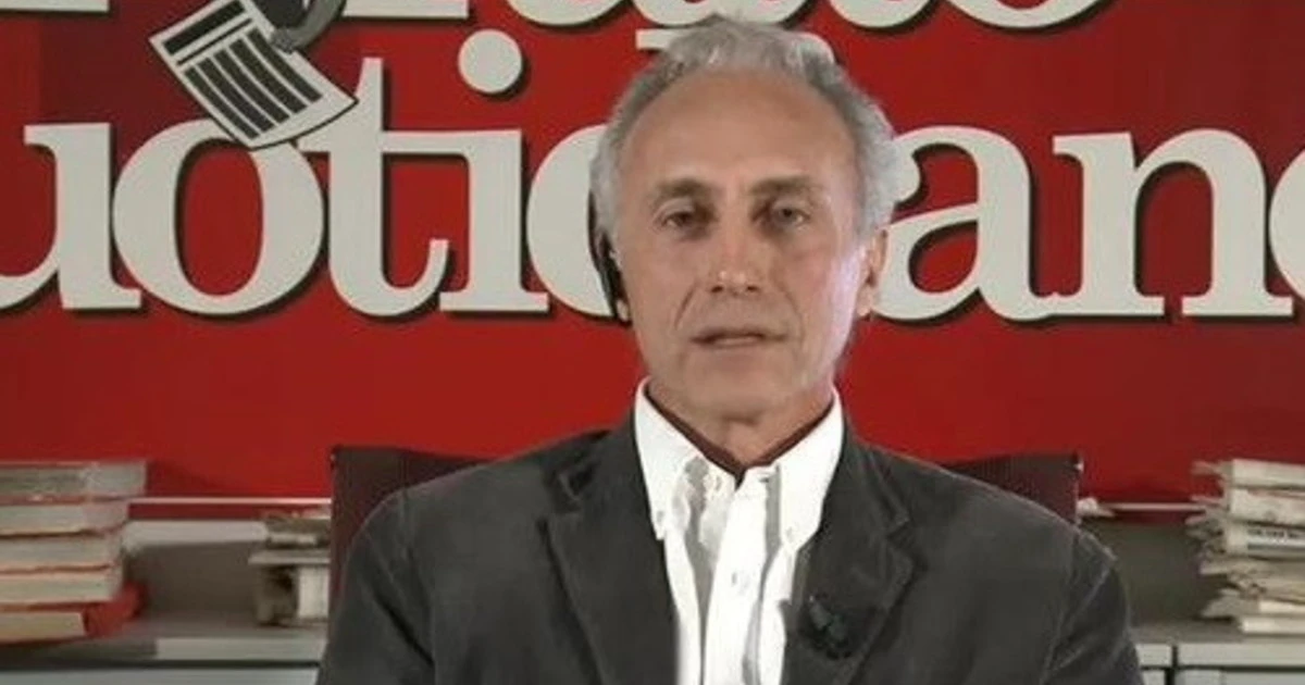 Marco Travaglio, sul Fatto Quotidiano la vignetta contro Attilio Fontana: "Strozzarsi con la mascherina"